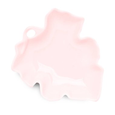 Beyaz arka plan üzerinde izole kırmızı yaprak şekil plaka.