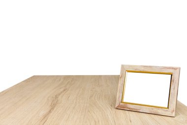 Wh izole kopya alanı ile ahşap masa üzerinde boş fotoğraf çerçevesi