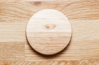 Yumuşak ahşap arka plan ile boş ahşap plaka. 