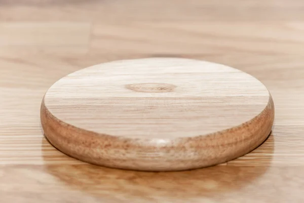 Piatto di legno vuoto con lo sfondo in legno morbido . — Foto Stock
