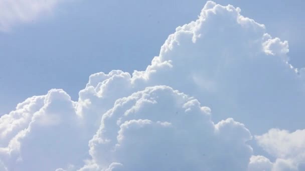 Wolken Bewegen Blauwe Lucht Met Zonneschijn — Stockvideo