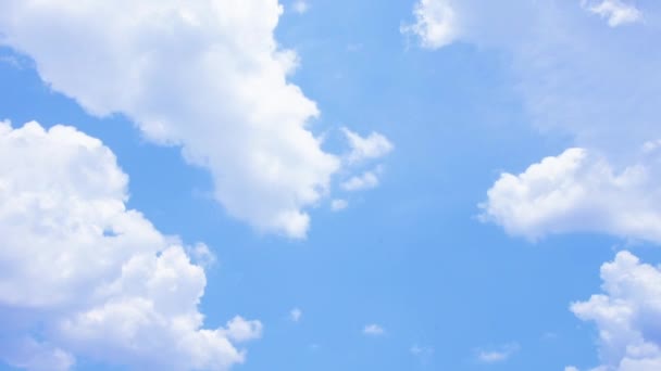 Nuvens Que Movem Céu Azul Com Luz Solar — Vídeo de Stock