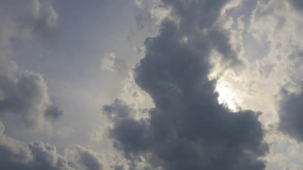 Nubes Moviéndose Cielo Azul Con Sol — Vídeo de stock