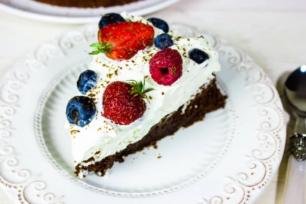 Flourless çikolatalı kek / Flourless gluten ücretsiz çikolatalı kek ahududu, çilek ve yaban mersini ile dekore edilmiş