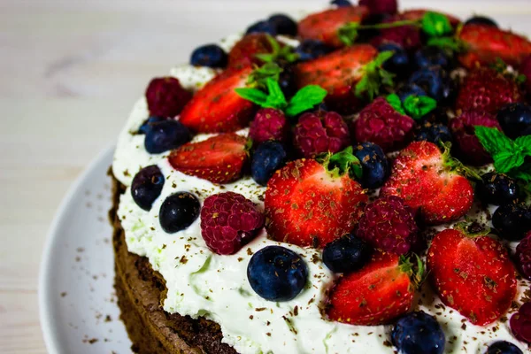 Flourless çikolatalı kek / Flourless gluten ücretsiz çikolatalı kek ahududu, çilek ve yaban mersini ile dekore edilmiş