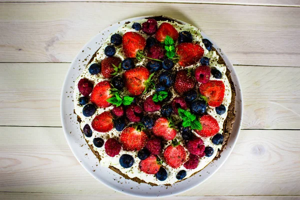 Flourless çikolatalı kek / Flourless gluten ücretsiz çikolatalı kek ahududu, çilek ve yaban mersini ile dekore edilmiş