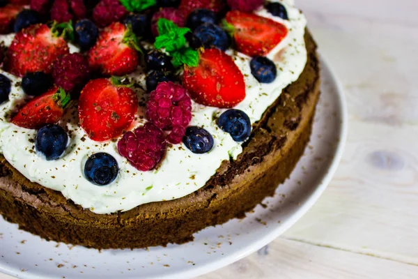 Flourless çikolatalı kek / Flourless gluten ücretsiz çikolatalı kek ahududu, çilek ve yaban mersini ile dekore edilmiş