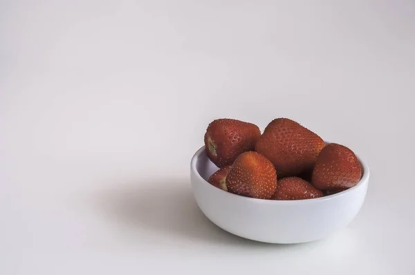 Weergave Van Een Groep Van Verse Aardbeien Een Witte Kom — Stockfoto