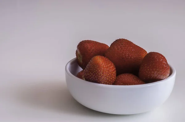 Blick Auf Eine Gruppe Frischer Erdbeeren Einer Weißen Schüssel — Stockfoto