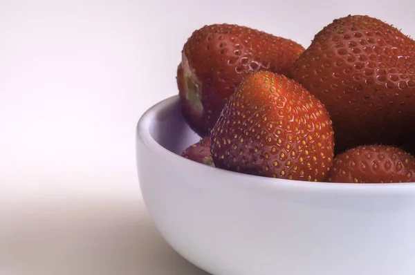 一组新鲜草莓在白色碗中的景色 — 图库照片