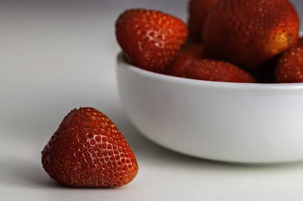 一组新鲜草莓在白色碗中的景色 — 图库照片