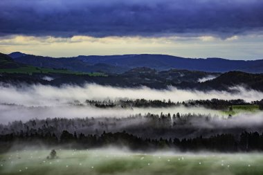 Sisli sabah çek İsviçre'nin romantik peyzaj