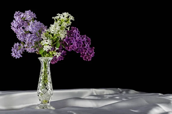 Jarrón Vidrio Con Tres Flores Lila Diferentes Colores Sobre Fondo — Foto de Stock