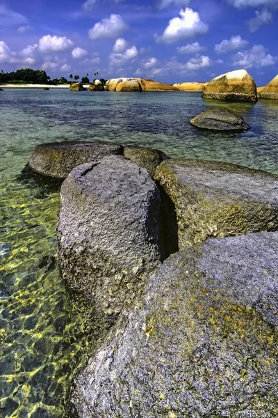 Veduta Gruppo Grandi Pietre Sulla Spiaggia Tanjung Tinggi Dall Isola — Foto Stock