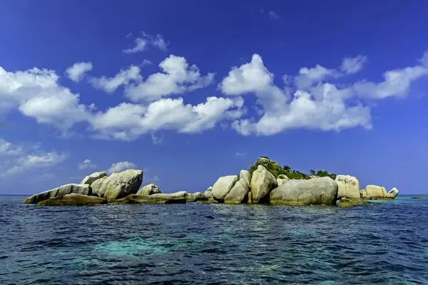 Vista Una Pequeña Isla Piedra Mar Con Fondo Cielo Azul — Foto de Stock