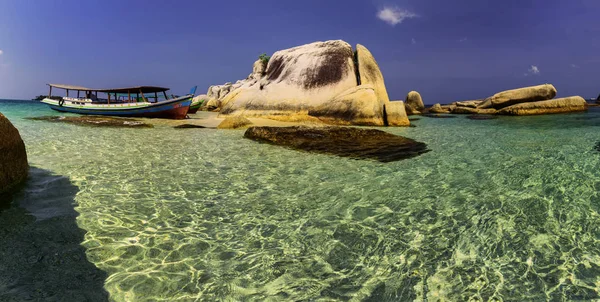 Vista Panorámica Grupo Piedras Grandes Con Barco Turístico Belitung — Foto de Stock