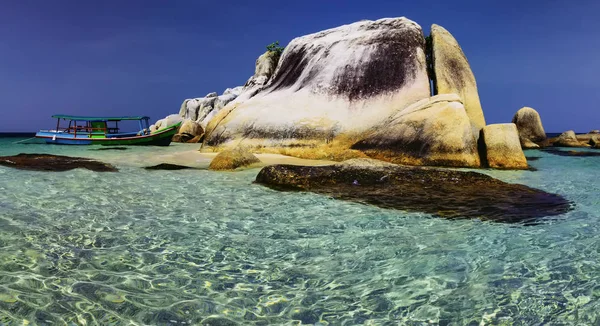 Vista Grupo Piedras Grandes Con Barco Turístico Belitung — Foto de Stock