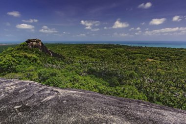 Büyük bir taşın üstünden Bagindi manzarası / Belitung-Endonezya /