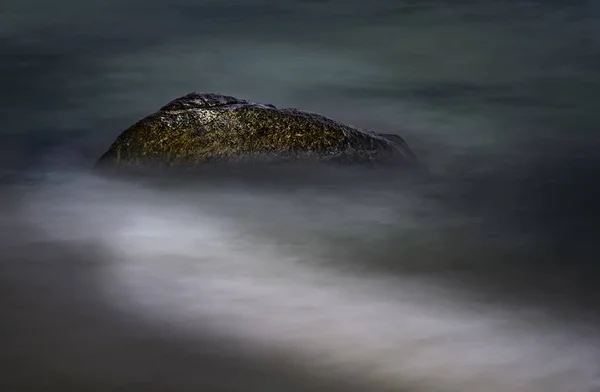 Один Камень Лежит Песчаном Пляже — стоковое фото