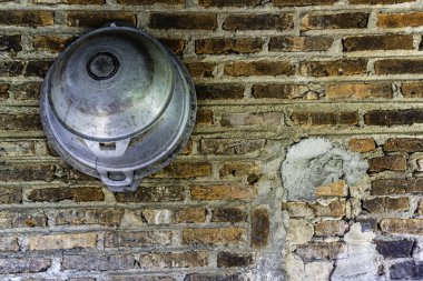Bir tuğla duvara asılı iki çelik kase