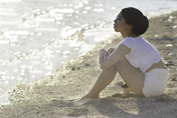 Aantrekkelijke Indonesisch Meisje Zittend Een Zandstrand Met Een Zee Achtergrond — Stockfoto