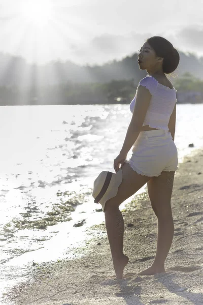 Joven Chica Indonesia Atractiva Pie Una Playa Arena Con Fondo — Foto de Stock