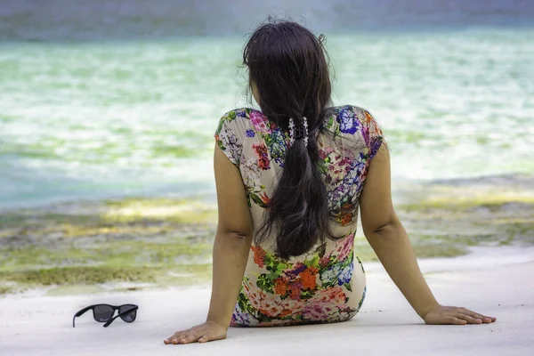 Giovane Attraente Ragazza Indonesiana Seduta Una Spiaggia Sabbia Con Uno — Foto Stock