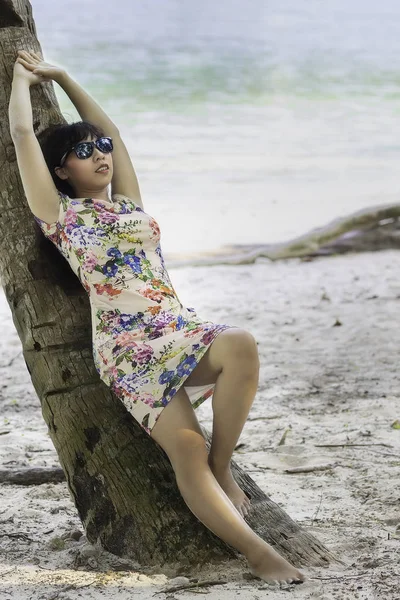 Joven Chica Indonesia Atractiva Acostada Tribu Del Árbol Playa Arena — Foto de Stock