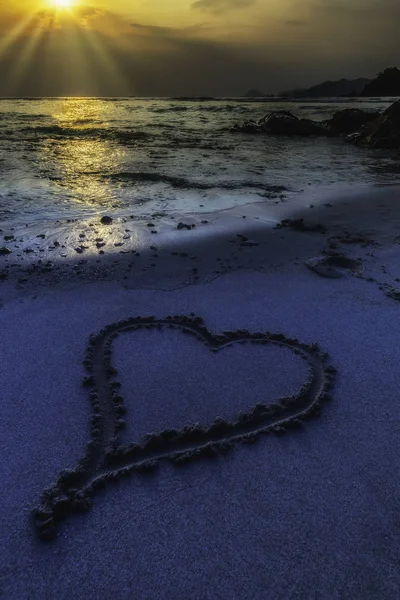 Vista Romántica Forma Del Corazón Arena Con Fondo Atardecer — Foto de Stock