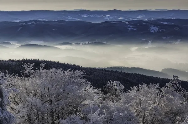 Una vista di un paesaggio invernale dalla cima del Radhost Mountain — Foto Stock