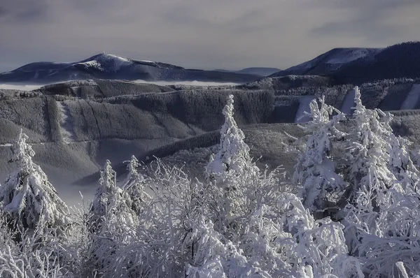 Una vista de un paisaje invernal desde la cima de la montaña Radhost —  Fotos de Stock