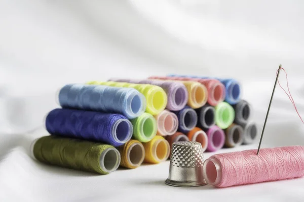 Needle,thimble and colorful spools of thread — Stock Photo, Image