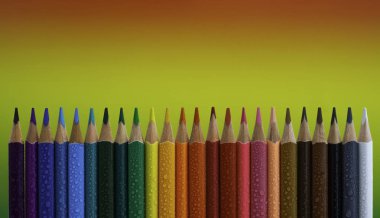  Farklı renkli boya kalemleri görünümü