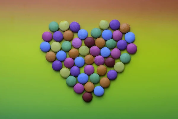 Bonbons multicolores en forme de coeur — Photo