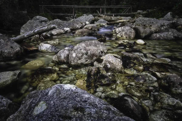 Fließender Gebirgsbach mit Steinen — Stockfoto