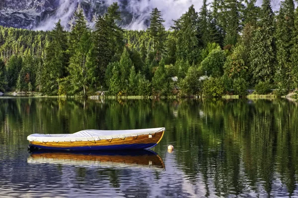 Jezioro Szczyrbskie w Tatrach Wysokich ze Słowacji — Zdjęcie stockowe