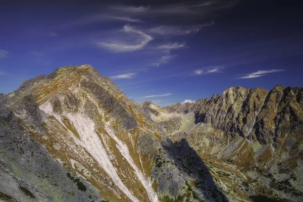 Herfst uitzicht op de zonnige bergen in Hoge Tatra — Stockfoto