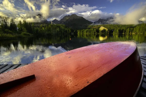 Kilátás a Strbske pleso csónakkal a parton — Stock Fotó