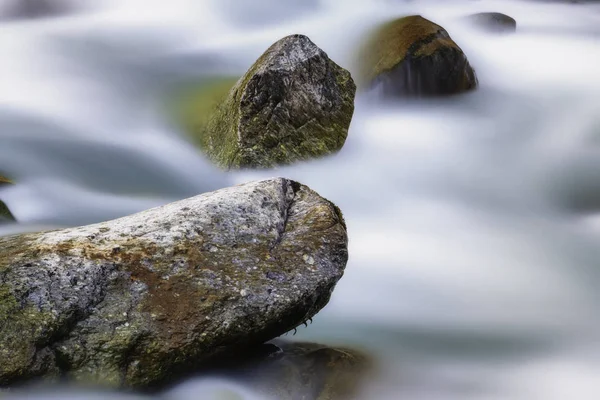 Piedras grandes en la montaña corriente —  Fotos de Stock