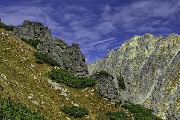 Осінній вид на сонячні гори у високих Татрах. — стокове фото