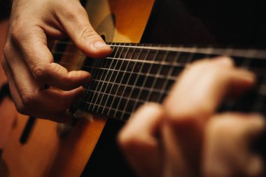 Adam elleri klasik gitar çalıyor.