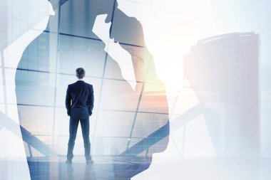 Soyut şehir zemin üzerine düşünceli genç iş adamı. İstihdam ve araştırma kavramı. Çift Pozlama 