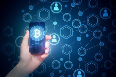 Smartphone bitcoin ile yaratıcı mavi arka plan üzerinde tutan bir iş adamı. Cryptocurrency ve finans genel kavram. 3D render 