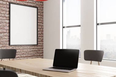 Modern konferans odası iç boş poster, dizüstü bilgisayar ve gün ışığı. Reklam kavramı. Alay etmek yukarıya, 3d render 