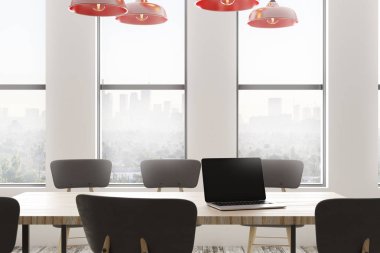 Boş dizüstü yerleştirilen modern toplantı odasında ahşap masa üzerinde gün ışığı alan iç. Alay etmek yukarıya, 3d render 