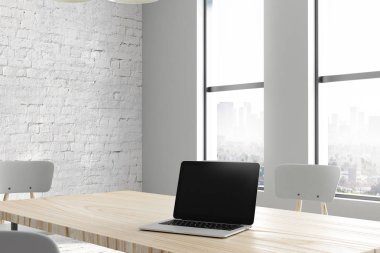 Boş defter yerleştirilen modern toplantı odasında ahşap masa üzerinde gün ışığı alan iç. Alay etmek yukarıya, 3d render 