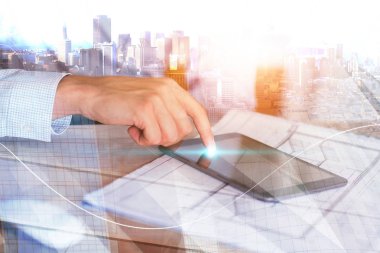 Soyut şehir arka plan dijital Ray bir tablet kullanarak ele. Teknoloji ve iletişim kavramı. Çift Pozlama 