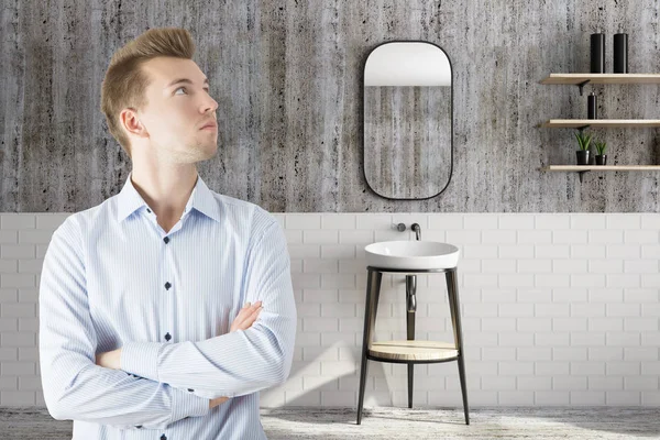 創造的なロフト浴室インテリア ミラーと洗面台に立って腕を組んでハンサムな若い白人男 レンダリング — ストック写真