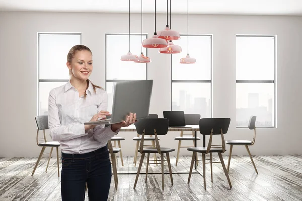 Aantrekkelijke Lachende Jonge Europese Vrouw Met Laptop Staan Moderne Conferentie — Stockfoto