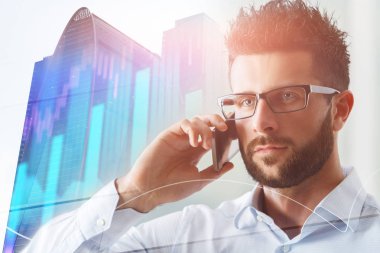 Soyut şehir arka plan forex grafik ile telefonda konuşurken yakışıklı Avrupa işadamı portresi. İletişim ve ticaret kavramı. Çift Pozlama 